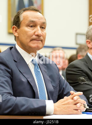 Washington, USA. 2 mai, 2017. Oscar Munoz, chef de la direction, United Airlines, attend de témoigner devant le United States House Committee on Transport et infrastructure audience concernant les problèmes de service à la clientèle de la compagnie aérienne à Washington, DC le mardi 2 mai 2017. Credit : MediaPunch Inc/Alamy Live News Banque D'Images