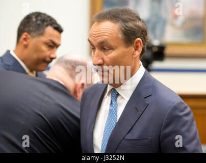 Washington, USA. 2 mai, 2017. Oscar Munoz, chef de la direction, United Airlines, arrive à donner son témoignage devant le United States House Committee on Transport et infrastructure transport aérien concernant les problèmes de service à la clientèle à Washington, DC le mardi 2 mai 2017. Credit : MediaPunch Inc/Alamy Live News Banque D'Images