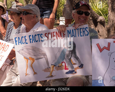 Les personnes âgées avec des pancartes au rally/mars pour la science sur le jour de la Terre 2017 en Arizona, USA. Banque D'Images