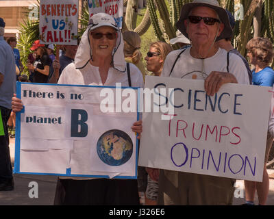 Les personnes âgées avec des pancartes au rally/mars pour la science sur le jour de la Terre 2017 en Arizona, USA. Banque D'Images