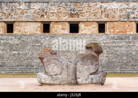 Vue rapprochée d'une Jaguar à deux têtes statue dans le ruines Maya d'Uxmal, Mexique Banque D'Images