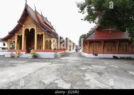 Sim-viharn-assembly hall et Kuti-moine d'habitation. Wat Sene Souk Haram trésors-100.000 temple construit en 1718 AD.par Tia Tiao sous le Roi Kitsarath avec Banque D'Images