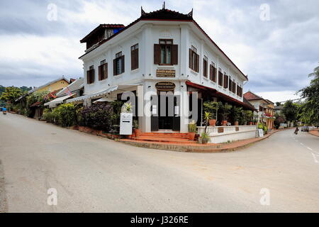 Luang Prabang, Laos-October 11, 2015 : la vieille ville abrite de nombreux bâtiments coloniaux français -la plupart d'entre eux des sites commerciaux- avec la grande Banque D'Images