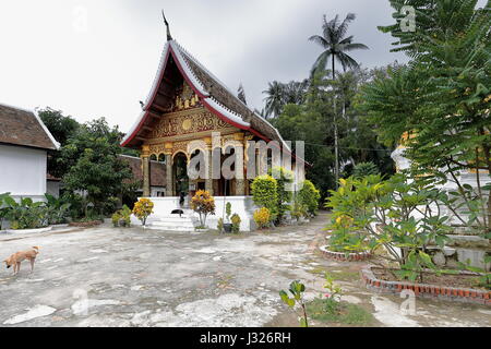 Stoop avant de sim-viharn-montage-congrégation hall d'Phai-Bamboo monastère Wat Pa Forêt richement décoré de peintures murales dans le style Thai-Lao représentant Banque D'Images