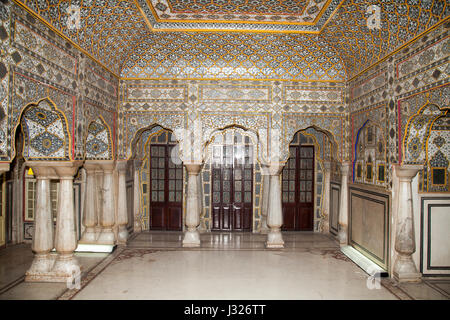 Le 3ème étage de la Chandra Mahal au City Palace, Jaipur. Appelé le "rang Mandir", cette chambre est décorée avec beaucoup de miroirs. Banque D'Images