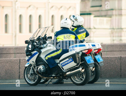 les policiers russes de la circulation sur leurs motos de patrouille parlent Banque D'Images