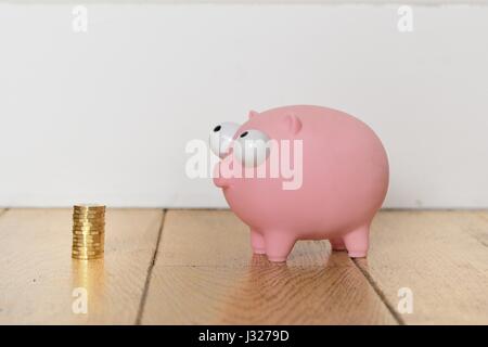 Tirelire et de nouvelles pièces livre Banque D'Images