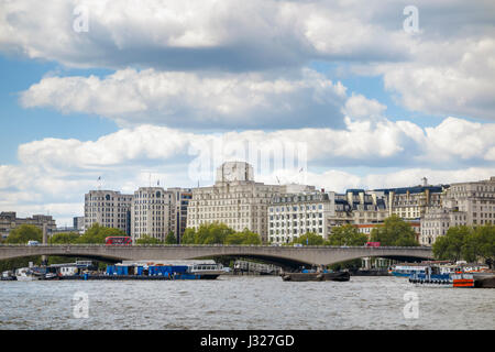 Établissement emblématique sur les toits de Londres, Shell Mex House art déco, 80 Strand, London WC2, à partir de la rive sud de la Tamise sur Waterloo Bridge Banque D'Images