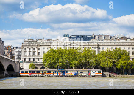 Station de sauvetage de la RNLI dans la tour de sauvetage, Lifeboat Pier, Victoria Embankment, Westminster, London WC2 par Waterloo Bridge over River Thames Banque D'Images