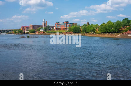 Columbus, Géorgie sur la rivière Chattahoochee est une destination pour le rafting et kayak en milieu urbain. (USA) Banque D'Images