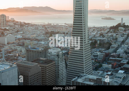 Coucher de soleil sur Telegraph Hill, l'île d'Alcatraz et la baie de San Francisco du quartier financier. Banque D'Images