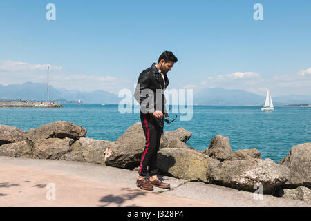 Handsome man posing indien dans un contexte de vacances. Mode de rue et de style. Banque D'Images