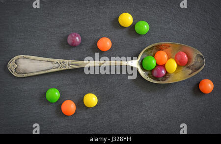 Bonbons jelly en cuillère sur la plaque ardesia Banque D'Images