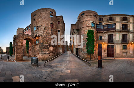 Panorama de l'ancienne Porte Romaine et Plaça Nova le matin, Barcelone, Catalogne Banque D'Images