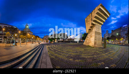 Barcelone, Espagne - 17 NOVEMBRE 2014 : Monument à Francesc Macia sur la Plaça de Catalunya. Le carré occupe une superficie d'environ 50 000 m2 et c'est co Banque D'Images