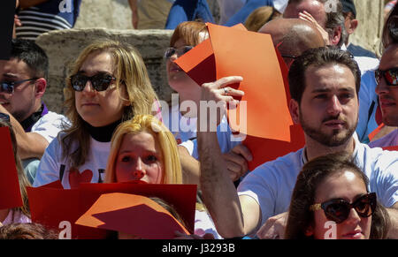 Rome, 9 mai 2014 - Flash mob i love EU . Ministre Stefania Giannini sur les marches de la Piazza di Spagna avec des dizaines d'enfants pour célébrer l'Europe Banque D'Images