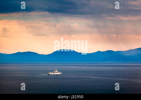 Passage bateau Île de Brac dans la matinée pluvieuse, Croatie Banque D'Images