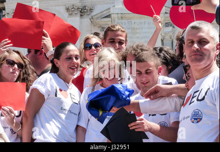 Rome, 9 mai 2014 - Flash mob i love EU . Ministre Stefania Giannini sur les marches de la Piazza di Spagna avec des dizaines d'enfants pour célébrer l'Europe Banque D'Images