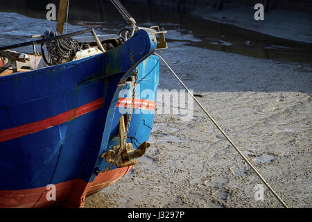 Bateau chalutier de pêche commerciale dans le vieux port de Husum, Frise du Nord, Schleswig-Holstein, Allemagne Banque D'Images