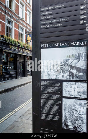 Un point d'information et de l'histoire signe pour le célèbre marché Petticoat Lane dans l'East End londonien. Banque D'Images