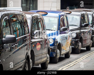 Une file d'attente des taxis de Londres pour prendre des passagers à proximité de la gare de Liverpool Street, dans le centre de Londres Banque D'Images