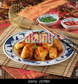 Pétard le poulet. Poulet frit épicé dans un hot chili sauce. La cuisine chinoise. Banque D'Images