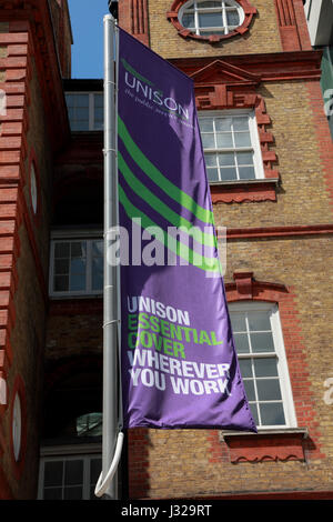 Un drapeau à l'extérieur du siège du syndicat, de l'unisson, sur l'Euston Road, London Banque D'Images