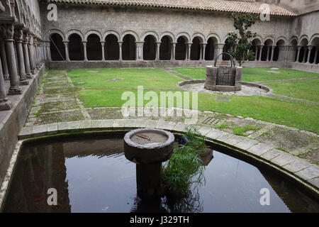 Cloître roman de la cathédrale de Saint Mary de Gérone à Gérone, Catalogne, Espagne Banque D'Images