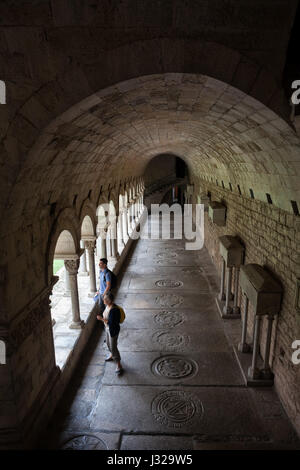 Galerie du cloître roman et colonnade de la cathédrale de Gérone à Gérone, Catalogne, Espagne Banque D'Images