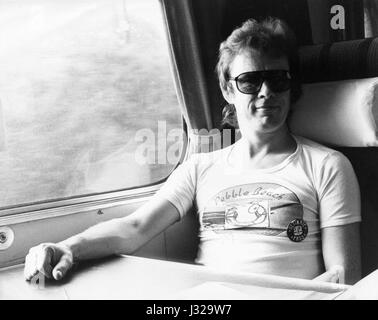 Mickey Jupp, chanteur de rock britannique, pose à bord d'un train au cours d'une tournée britannique en octobre 1978. Banque D'Images