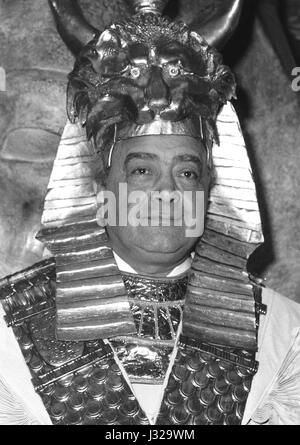 Mohamed Al Fayed, Président du magasin Harrods, ancienne porte costume Egptian pendant un appel de photo à Londres, Angleterre le 4 juin 1991. Banque D'Images