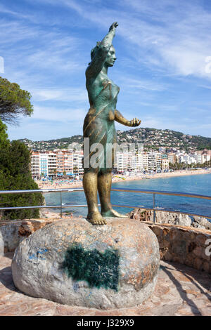 L'Espagne, Lloret de Mar, Dona Marinera - La femme de pêcheur monument, statue en bronze d'Ernest Maragall, face à la mer, Costa Brava Banque D'Images