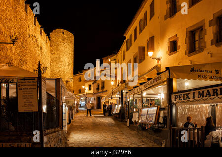 Tossa de Mar la nuit, ruelle pavée avec des restaurants, des cafés à côté de la vieille ville (Vila Vella), Costa Brava, Catalogne, Espagne Banque D'Images