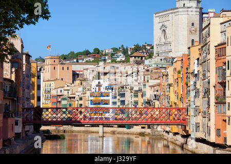 Ville de Gérone en Catalogne, Espagne, paysage urbain avec Eiffel Bridge (Pont de les Peixateries Velles) sur la rivière Onyar, les maisons historiques de la Vieille Ville Banque D'Images