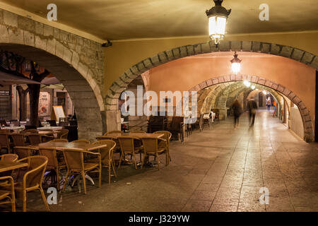 Passage voûté avec restaurant tables à la Rambla de la Llibertat la nuit dans la ville de Gérone, en Catalogne, Espagne, Europe Banque D'Images