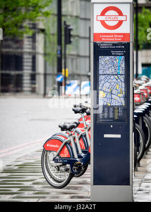 Santander Bikes ravagée en attente de voitures près de la gare de Liverpool Street dans le centre de Londres, UK Banque D'Images