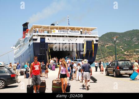 Les passagers débarquant d'Hellenic Seaways ferry express Pegasus à Chora sur l'île grecque de Skópelos le 24 juin 2013. Banque D'Images