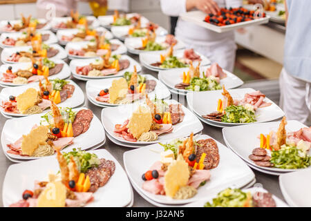 Beaucoup de plaques d'une alimentation hors-d'une cuisine de restaurant. Banque D'Images