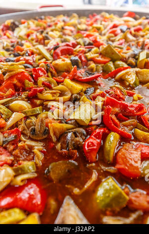 Mélange de légumes cuits au wok métalliques de grande taille Banque D'Images