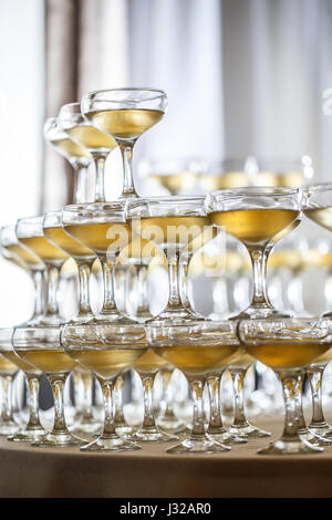 Verres de Champagne pyramide sur table de restaurant Banque D'Images