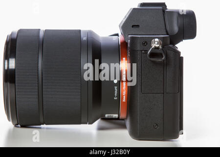 Sony Alpha a7 II Mirrorless le corps et l'objectif de l'appareil photo numérique. Plein cadre avec 24MP capteur CMOS Full Frame Banque D'Images