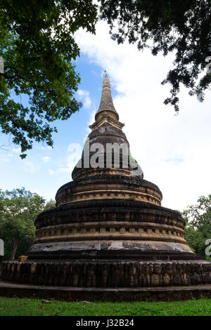 La pagode en jungle avec ciel bleu et avec des nuages blancs Banque D'Images