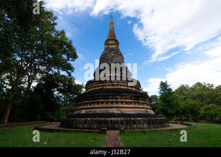 La pagode en jungle avec ciel bleu et avec des nuages blancs Banque D'Images