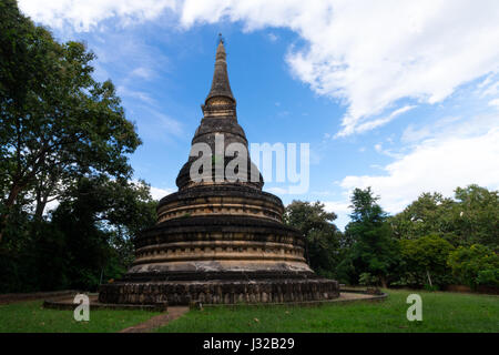 La pagode en jungle avec ciel bleu et avec des nuages blancs Banque D'Images