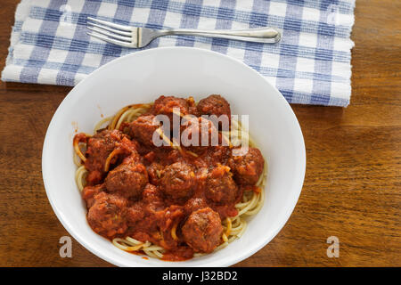 Spaghetti et boulettes de viande à la fourchette avec bol blanc Banque D'Images