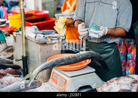 GEORGE TOWN, MALAISIE - le 23 mars : compte de l'argent du marché aux poissons de Penang le 23 mars 2016 à George Town, Malaisie. Banque D'Images