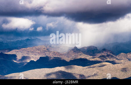 Tempête sur le désert dans les montagnes de Santa Catalina en dehors de Tucson, Arizona, USA Banque D'Images