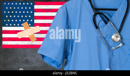 Médecin bleu frotte et stéthoscope devant USA flag. Les soins de santé américain, l'assurance-maladie, assurance-santé concept Banque D'Images