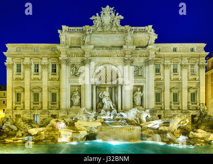 Fontaine de Trevi à Rome, Italie, illuminée la nuit Banque D'Images