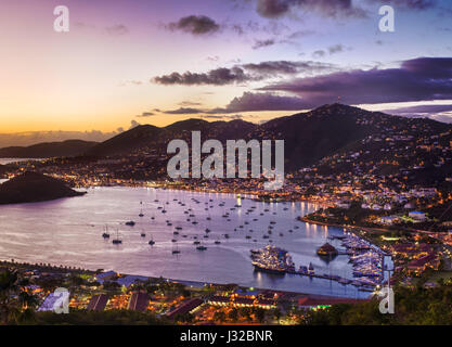 Charlotte Amalie, St Thomas, îles Vierges américaines, des Caraïbes, donnant sur le port au coucher du soleil Banque D'Images